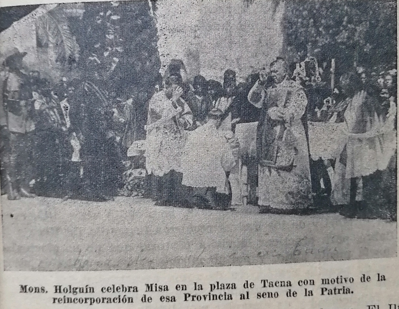 Holguín en la plaza de armas de Tacna
