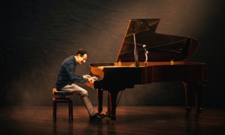 Guilad Shmaya al piano